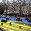Flaga Ukrainy przed ambasadą Rosji w Londynie