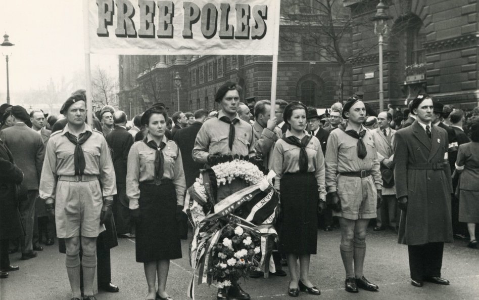 Londyn, 22 kwietnia 1956. Na pierwszym planie polscy harcerze podczas demonstracji Polonii brytyjski