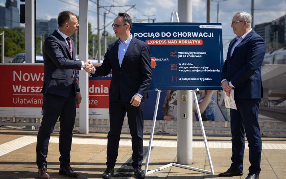 Uruchomienie nowych połączeń ogłosili wspólnie wiceminister sportu i turystyki Piotr Borys (z lewej)