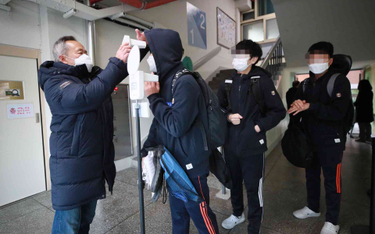 Mierzenie temperatury uczniom w szkole w Seulu