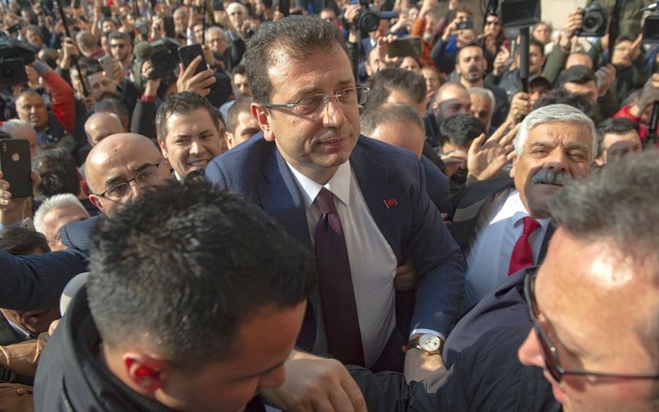 Ekrem Imamoglu (w środku) wśród tłumu zwolenników przed sądem w Stambule