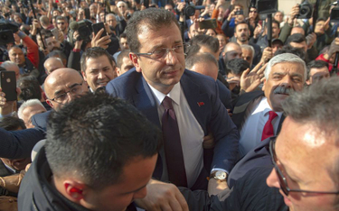 Ekrem Imamoglu (w środku) wśród tłumu zwolenników przed sądem w Stambule