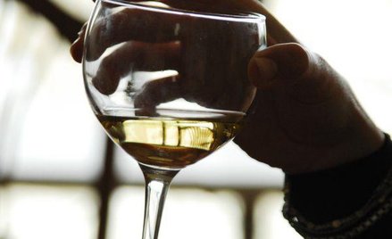 Firma Nielsen podaje, że sierpnia 2008 r. do września 2009 r. Polacy kupili w sklepach i na stacjach