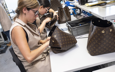 Tak powstają torebki Louis Vuitton.