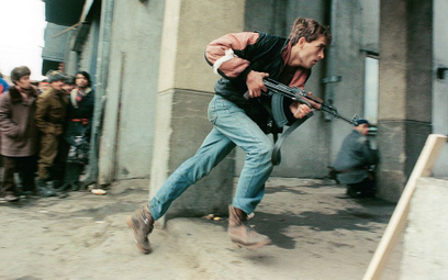 Walki w Bukareszcie, 24 grudnia 1989 r. Uzbrojony cywil w pościgu za domniemanym agentem Securitate