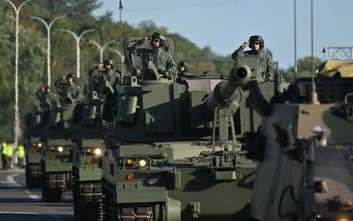 Próba defilady na warszawskiej Wisłostradzie w ramach przygotowań do Święta Wojska Polskiego
