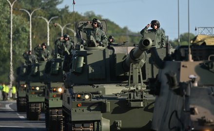 Próba defilady na warszawskiej Wisłostradzie w ramach przygotowań do Święta Wojska Polskiego