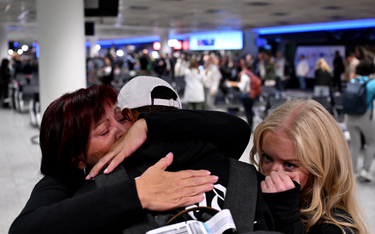 Turyści witani na lotnisku we Frankfurcie po powrocie z Izraela