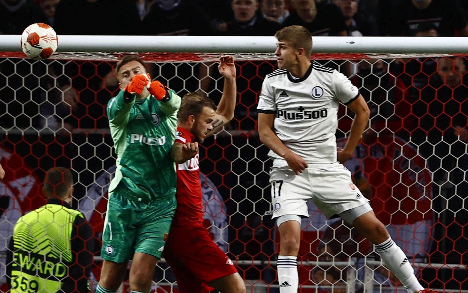 W Moskwie Legia wygrała ze Spartakiem 1:0. Akcja pod bramką Artura Boruca. Z prawej Maik Nawrocki