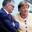 Stefan Kornelius i Angela Merkel w Bundestagu, fotografia z 6 maja 2025 r.