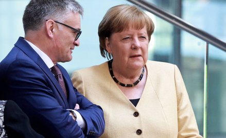 Stefan Kornelius i Angela Merkel w Bundestagu, fotografia z 6 maja 2025 r.