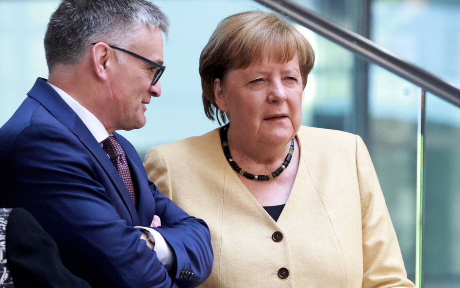 Stefan Kornelius i Angela Merkel w Bundestagu, fotografia z 6 maja 2025 r.