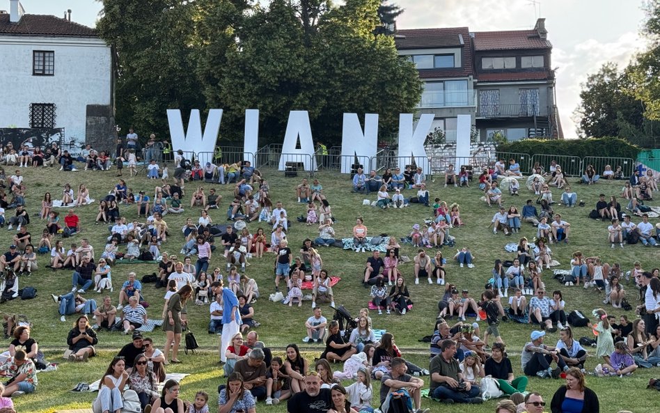 Ci, którzy przybyli na Wianki, chętnie piknikowali na trawie