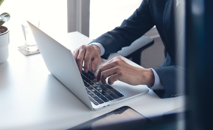 Informatyk nie rozliczy garnituru w kosztach. Choć klienci nie chcą, żeby chodził w bojówkach