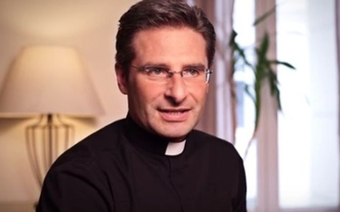 Polski ksiądz z Watykanu ujawnia, że jest gejem