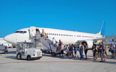 Pierwsi klienci polecieli nowym samolotem rano z Katowic do Monastyru