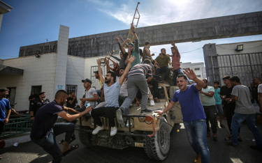 Palestyńczycy w izraelskim jeepie na ulicach Gazy