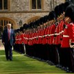 Królowa spotkała się z Trumpem. Musiała go obejść