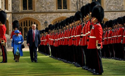 Królowa spotkała się z Trumpem. Musiała go obejść