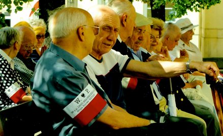 Ryszard Stawierej (drugi z lewej w pierwszym rzędzie) podczas uroczystych obchodów jednej z rocznic 