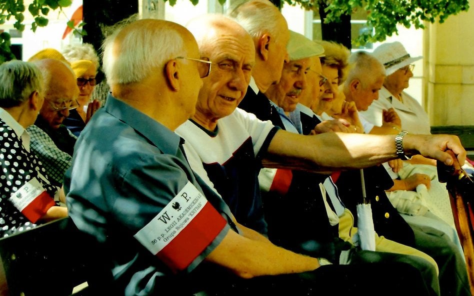 Ryszard Stawierej (drugi z lewej w pierwszym rzędzie) podczas uroczystych obchodów jednej z rocznic 
