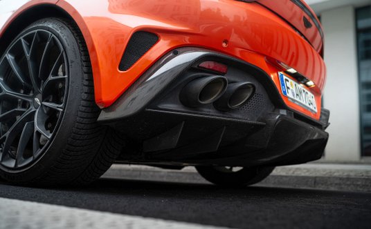 Z czterech rur wydechowych wydobywa się znakomity dźwięk silnika V8