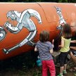 Rurę malowali artyści i dzieci
