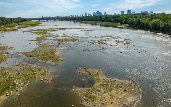 Panorama Warszawy. Niski stan wody w Wiśle. Najgroźniejsza jest jednak ta susza, której nie widać. F