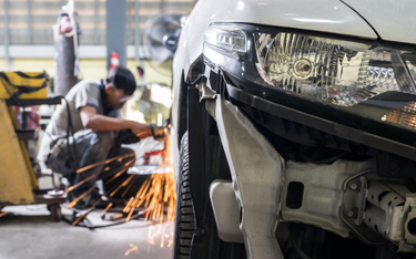 Allianz płaci za naprawy samochodów używanymi częściami
