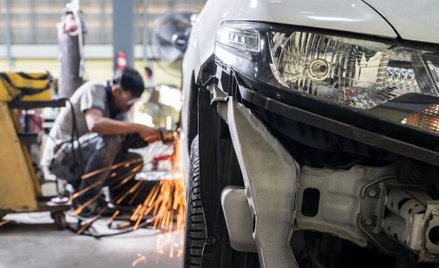 Allianz płaci za naprawy samochodów używanymi częściami