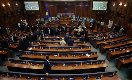 W reakcji na śmierć Zekaj, parlament Kosowa zebrał się 27 października na nadzwyczajnym posiedzeniu