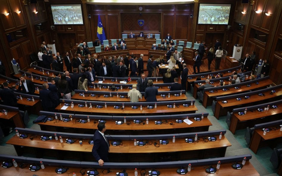 W reakcji na śmierć Zekaj, parlament Kosowa zebrał się 27 października na nadzwyczajnym posiedzeniu