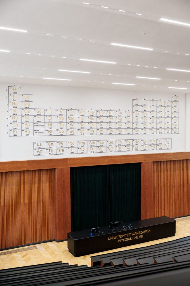 Wchodząc do auli, wzrok natychmiast przyciąga jej nowe serce, czyli monumentalna Tablica Mendelejewa