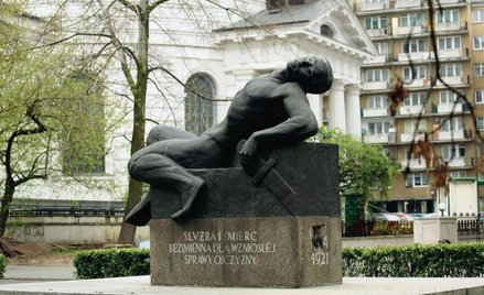 Warszawa, ul. Mazowiecka. Pomnik upamiętniający Polską Organizację Wojskową powstałą w 1914 r. z ini