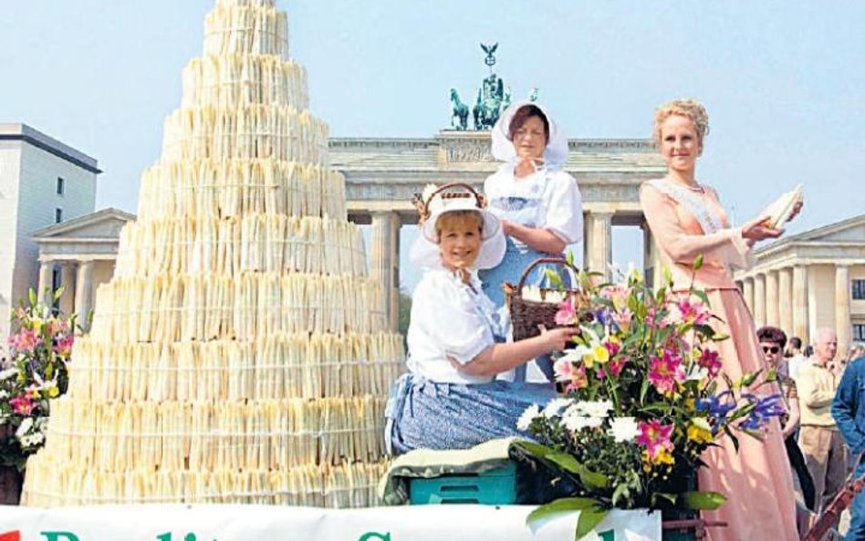 Szparagowy tort, szparagowa królowa z Beelitz w otoczeniu szparagowych dam dworu. W tle berlińska Br