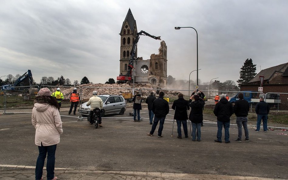 Końcowa faza prac rozbiórkowych neoromańskiej katedry św. Lamberta w Immerath