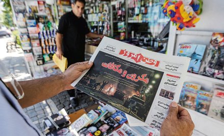 Perskiego nie jest się trudniej nauczyć niż angielskiego. Na zdjęciu klient kiosku w Teheranie trzym