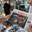 Perskiego nie jest się trudniej nauczyć niż angielskiego. Na zdjęciu klient kiosku w Teheranie trzym