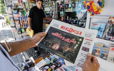 Perskiego nie jest się trudniej nauczyć niż angielskiego. Na zdjęciu klient kiosku w Teheranie trzym