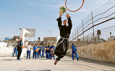 Młodzi Palestyńczycy grają w kosza z franciszkanami