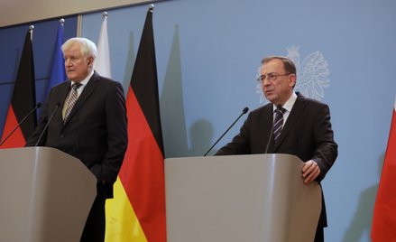 Minister spraw wewnętrznych i administracji Mariusz Kamiński (P) oraz minister spraw wewnętrznych i 