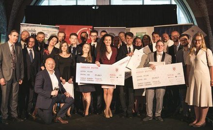 Laureaci i kapituła VII edycji konkursu „Droga na Harvard”.