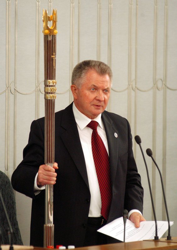 Marszałek Senatu Longin Pastusiak rozpoczyna uroczyste posiedzenie Senatu, 25 czerwca 2004 r.