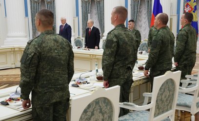 Spotkanie prezydenta Rosji Władimira Putina i ministra obrony Andreja Belousowa na Kremlu z uczestni