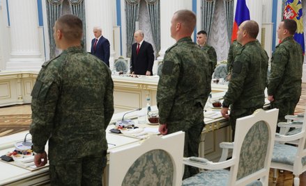Spotkanie prezydenta Rosji Władimira Putina i ministra obrony Andreja Belousowa na Kremlu z uczestni