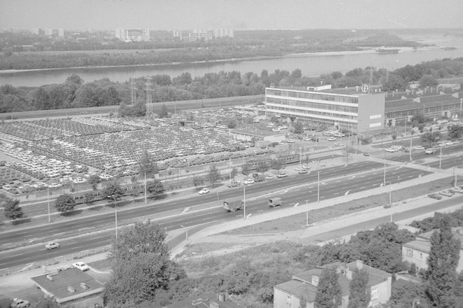 Parking przyfabryczny na ulicy Stalingradzkiej zastawiony Fiatami 125p - mamy rok 1977