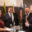 Chargé d’affaires ambasady USA w Mińsku Jenifer H. Moore, szef MSZ Litwy Linas Linkevičius, szef MSZ