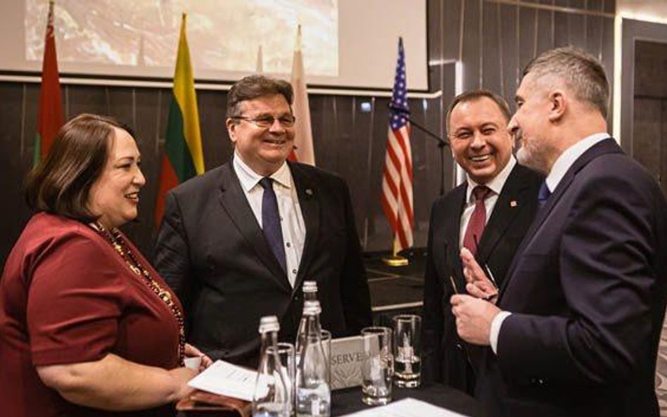 Chargé d’affaires ambasady USA w Mińsku Jenifer H. Moore, szef MSZ Litwy Linas Linkevičius, szef MSZ