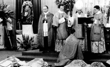 W 1988 r. arcybiskup Marcel Lefebvre konsekrował w Econe czterech biskupów bez zgody papieża, co poc
