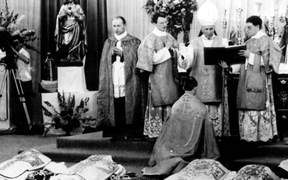 W 1988 r. arcybiskup Marcel Lefebvre konsekrował w Econe czterech biskupów bez zgody papieża, co poc